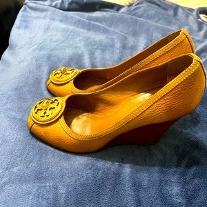 Tort Burch Wedge Shoes Tan